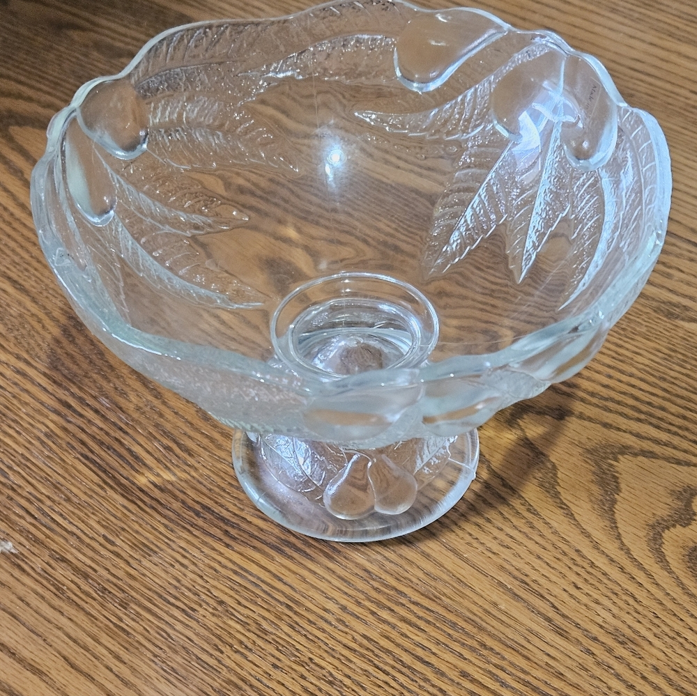 Clear Glass Bowl with Leaf Pattern Teleflora 8" Diameter 5.5" Tall